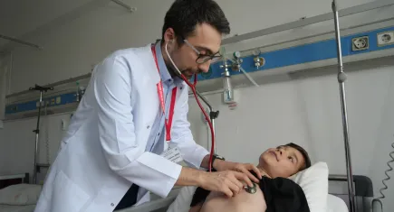 Doktorun dikkatiyle fark edildi:  Bronşit denilen çocuğun akciğerinde yumak çıktı