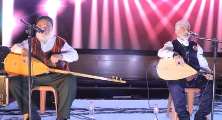 Erzincan’ın kadim geleneği: İğneli aşıkların atışması büyük ilgi gördü