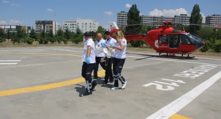 Helikopter ambulanslar Ferah bebek için havalandı