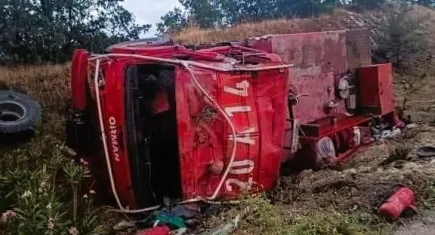 Yangına giden arasöz  şarampole devrildi