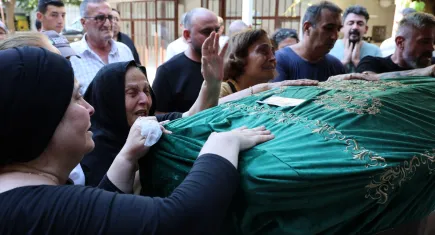 İzmir’in acı günü: Alsancak’ta ölen iki kişi gözyaşları içinde toprağa verildi