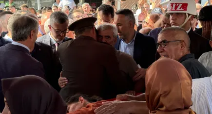 Şehit Bahadır Rıdvan Talay’a son görev: Acılı baba Türk askerine sarıldı