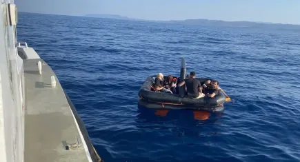 Ayvalık açıklarında 4’ü çocuk 18 düzensiz göçmen kurtarıldı