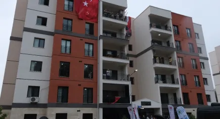 Bakan Kurum, TOKİ konutlarına yerleşen depremzedeleri ziyaret etti