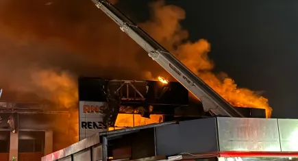 Sakarya'daki yangın geceyi aydınlattı