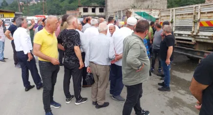 Çay üreticilerinin protestosunda kısa süreli gerginlik yaşandı