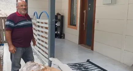 Artvin’de korku dolu anlar: Yamaçtan kopan kaya parçaları evleri vurdu