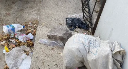 Buca'da çöp dolu sokaklar isyan ettirdi