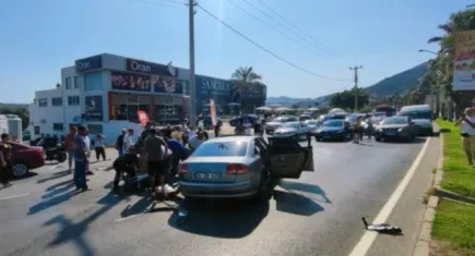 Muğla’da feci kaza: Otomobil minibüse çarptı, ortalık savaş alanına döndü