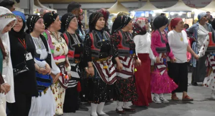 Sakarya'da kol kola girip horon oynadılar 