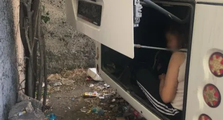 Servis şoförü şok oldu: Minibüsün bagajından kadın çıktı