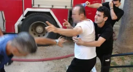 Apartmanın 5. katındaki dairesini yakıp kendini balkona kilitledi