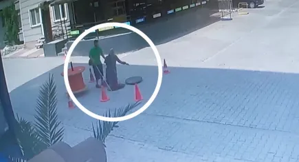 Görme engelli çift kapağı açık rögara düştü