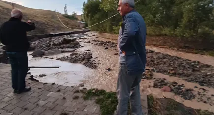 Kars’ı sel vurdu: Yollar yıkıldı, evleri su bastı