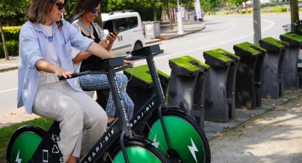 Kocaeli’de pedal çevirerek telefonları şarj ediyorlar