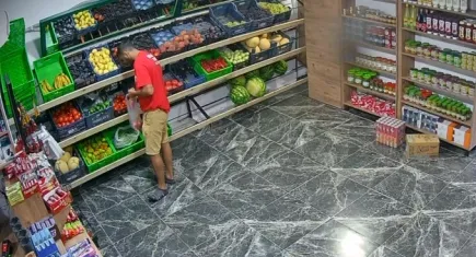 Çamurlu ayakkabısını çıkararak markete giren inşaat işçisi sosyal medyada ilgi odağı oldu