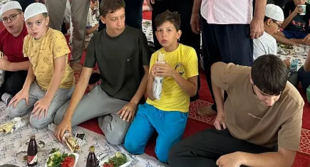 Adana’da Kur'an kursu öğrencilerine kebap dağıtıldı