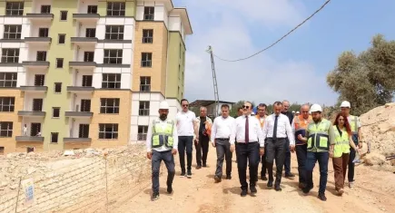 Ali Hamza Pehlivan TOKİ inşaat alanında incelemelerde bulundu  