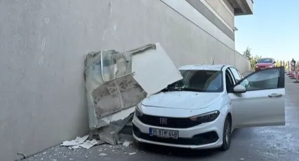 İzmir haber: AVM otoparkında korku dolu anlar: Tavan kalıbı otomobilin üzerine düştü