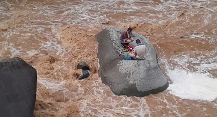 Piknik yaparken mashur kaldılar: 2 kişi beton pompasıyla böyle kurtarıldı!