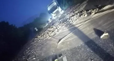 Sağanak yağış heyelana neden oldu: Giresun-Gümüşhane karayolu ulaşıma kapandı