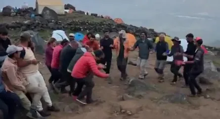 Ağrı Dağı zirvesine çıkan 3 kişiden haber alınamıyor: Arama kurtarma ekipleri harekete geçti
