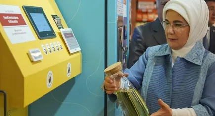 Emine Erdoğan, atıksız alışverişi teşvik eden marketi ziyaret etti