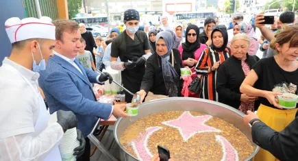 Erzincan’da bin kişiye aşure ikram edildi