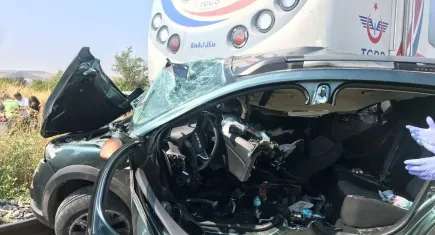 İzmir haber: Menemen'de yolcu treni hemzemin geçitte otomobile çarptı