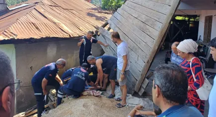 Adana'da akşam vakti talihsizlik: Çardak direği kırıldı, üzerindekiler aşağı düştü