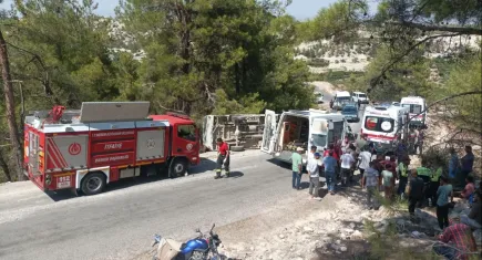 Mersin'de kaza: Tarım işçilerini taşıyan minibüs devrildi