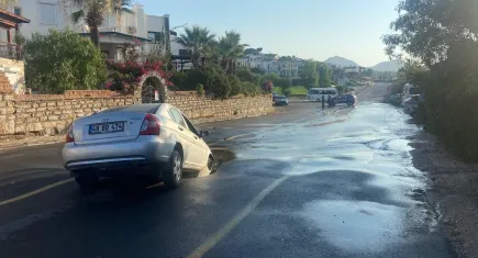 Muğla'da isale hattı patladı: Otomobil çukura düştü