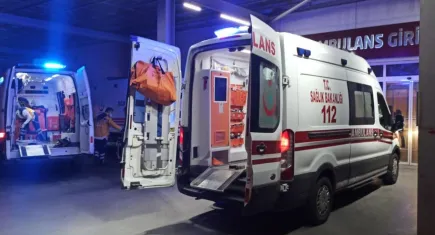 Düğünde havaya ateş açmak isterken 2 kişiyi bacağından vurdu