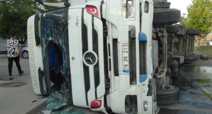 Tekeri patlayan tır devrildi: 1 yaralı