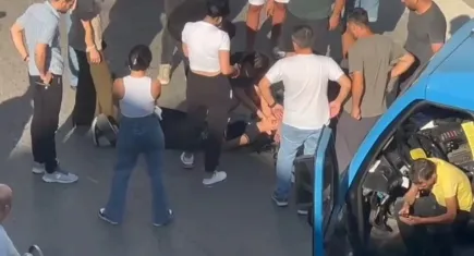 Motosikletli kadının yardımına vatandaşlar koştu