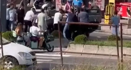 İstanbul'da hayret ettiren kaza: Düz yolda kaldırıma çarpıp devrildi