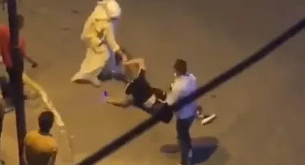 Sokak ortasında kadınlar birbirine girdi: Saçından tutarak yere savurdu