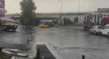 Tekirdağ'da rögar taştı, cadde sular altında kaldı