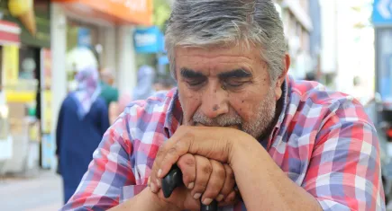 KOAH sebebiyle 36 yıldır oturarak uyuyor