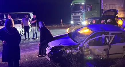 Biçerdöveri sollamak isterken karşıdan gelen araçla çarpıştı: 6 yaralı
