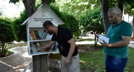 Şanlıurfa'da parklara mini kitaplıklar kuruldu