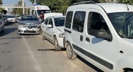 Yayaya yol verince zincirleme kaza oldu