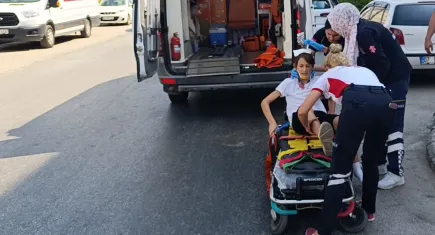 Antalya'da kaza: Otomobil yola fırlayan çocuğa çarptı  