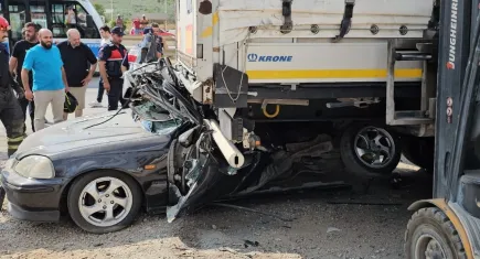 Bursa'da feci kaza: Otomobil tırın altına girdi