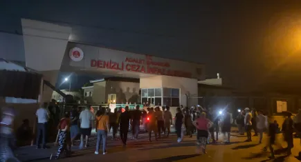 Denizli'deki cezaevinde gıda zehirlenmesi skandalı: Sosyal medyada yayılan ölüm haberleri aileleri sokağa döktü
