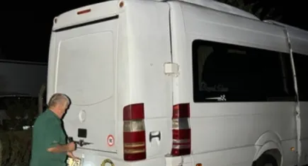 Minibüsün gizli bölmesinde 12 kaçak  yakalandı!