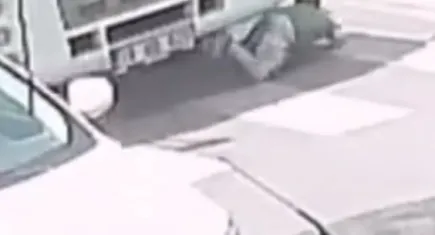 Tırın çocuğu altına aldığı kaza kamerada: 6 yaşındaki çocuk ağır yaralandı