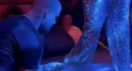 Yıldız Tilbe konserde rahat edemedi, korumasına elbisesini kestirdi