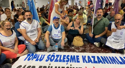 Büyükşehir Belediyesi'nde memurlardan oturma eylemi