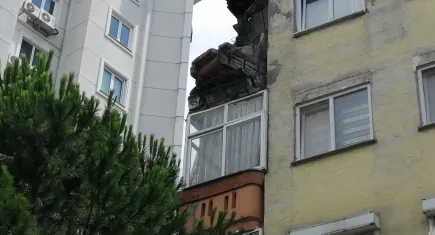 İstanbul’da korku dolu anlar: 4 kaltı binada balkon çöktü!